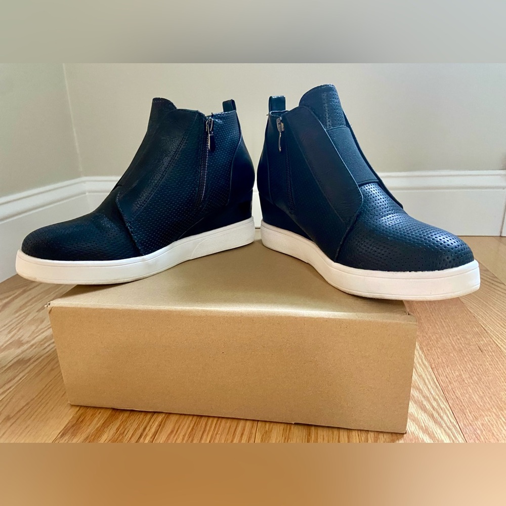 Journee Collection Clara Black Wedge Sneakers; Size 9.5